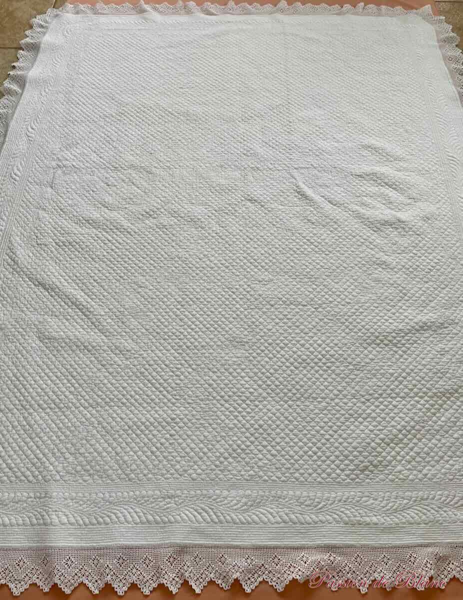 Superbe couverture, courtepointe Provençale entièrement réalisée main en coton blanc – Image 4