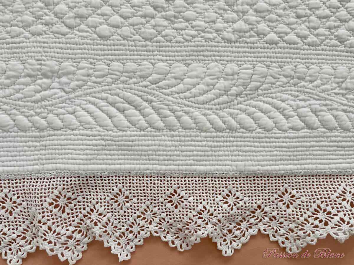 Superbe couverture, courtepointe Provençale entièrement réalisée main en coton blanc – Image 3