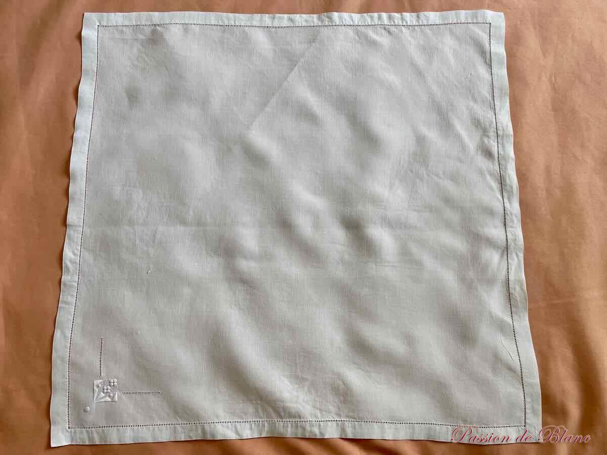 Service en fil lin brodé