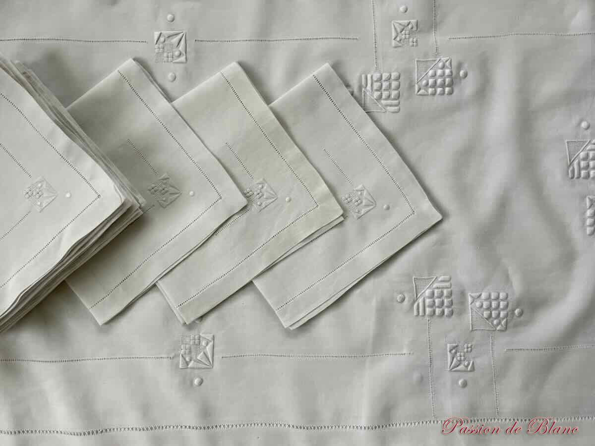 Service de table 12 couverts en fil de lin, broderies main, différent travail de jours. – Image 4