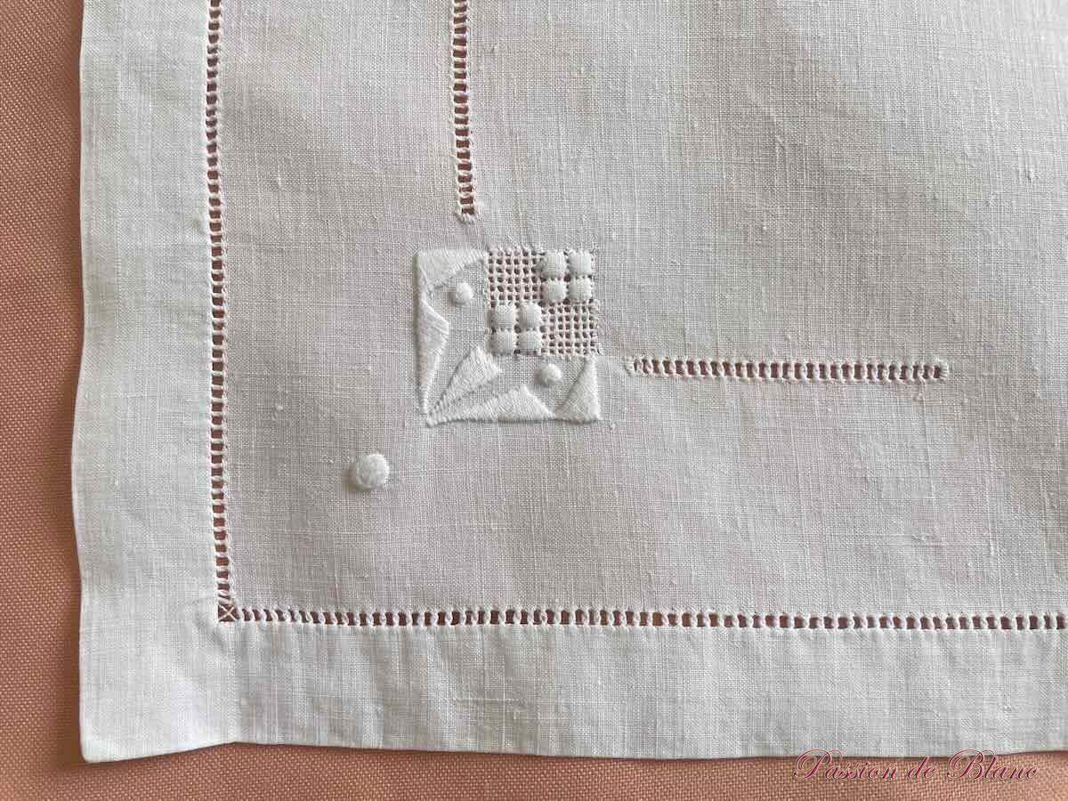 Service de table 12 couverts en fil de lin, broderies main, différent travail de jours. – Image 7