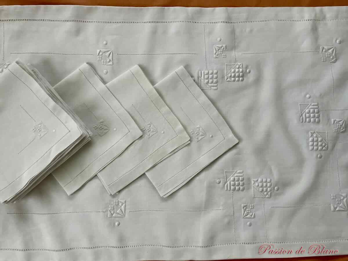 Service de table 12 couverts en fil de lin, broderies main, différent travail de jours. – Image 10