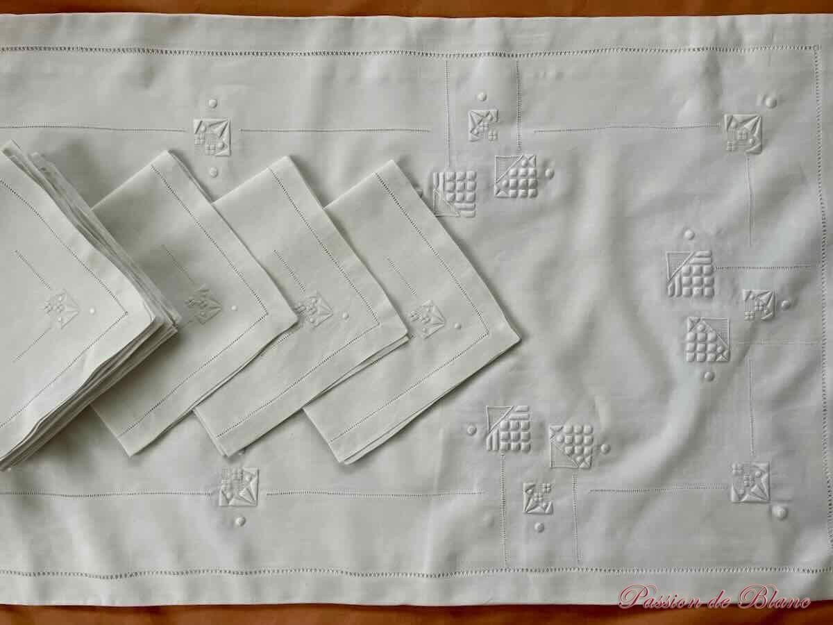 Service en fil lin brodé