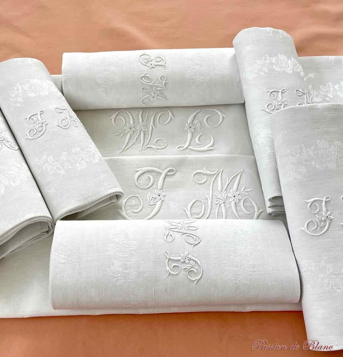 Service de table en damassé de lin fin avec 2 monogrammes JM brodé main – Image 3