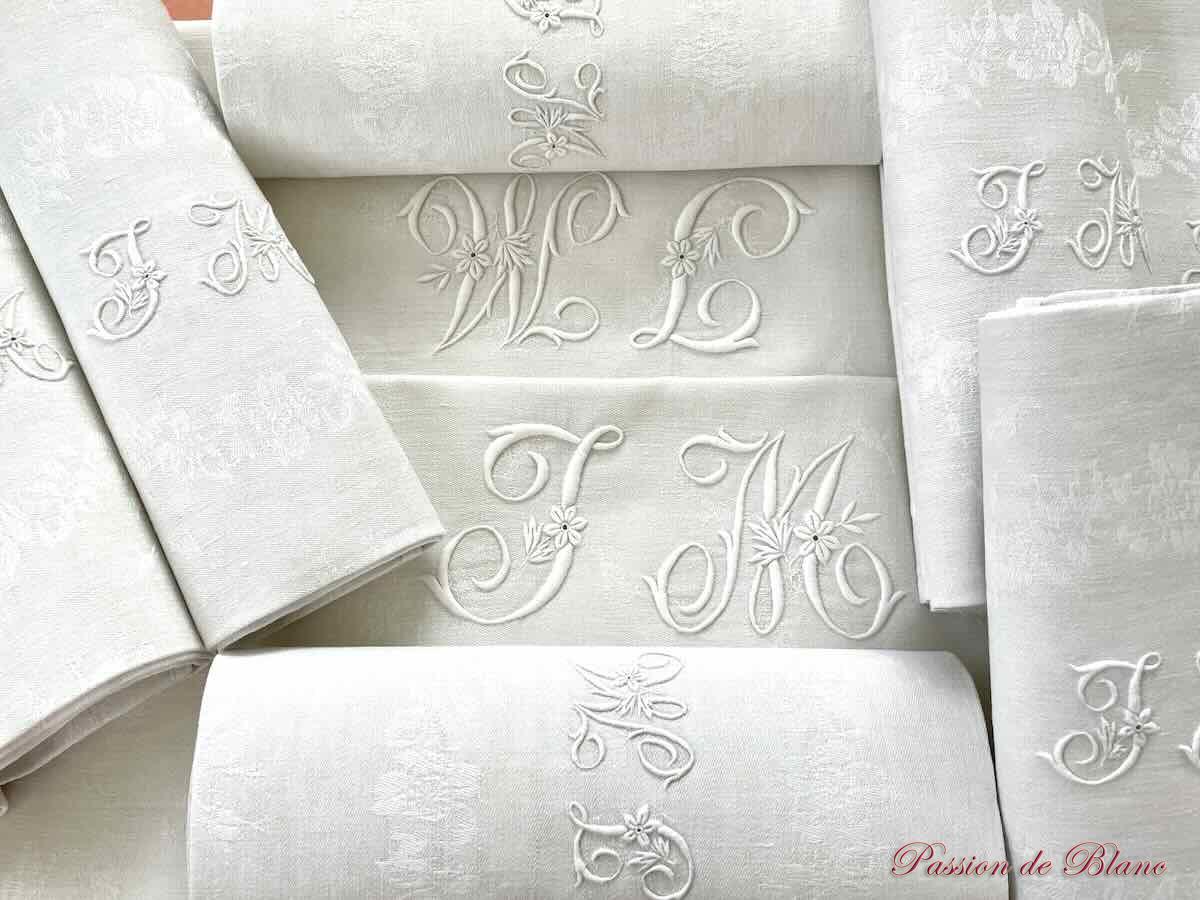 Service de table en damassé de lin fin avec 2 monogrammes JM brodé main – Image 2