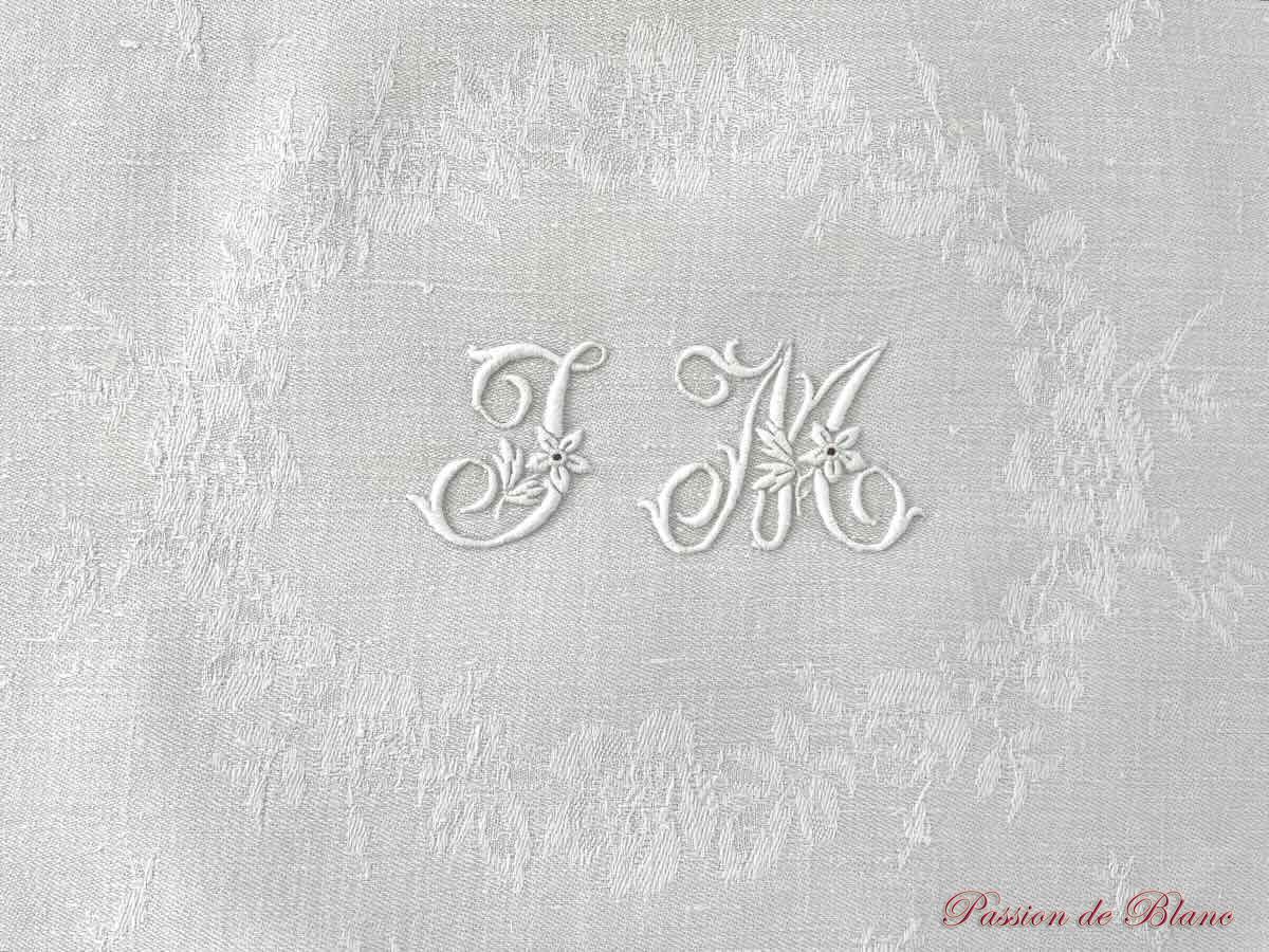 Service de table en damassé de lin fin avec 2 monogrammes JM brodé main – Image 12