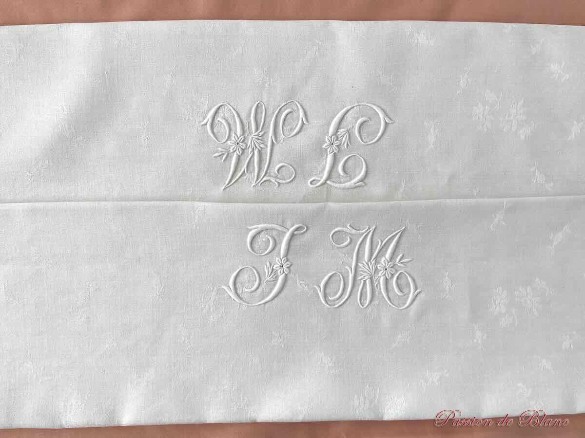 Service de table en damassé de lin fin avec 2 monogrammes JM brodé main – Image 4