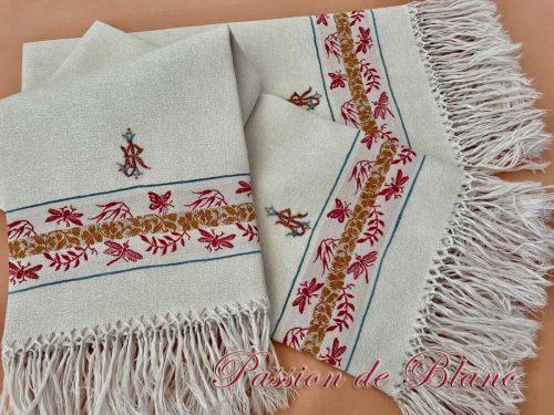 Lot de 3 serviettes d’invités en granité de lin avec frise couleur et franges nouées