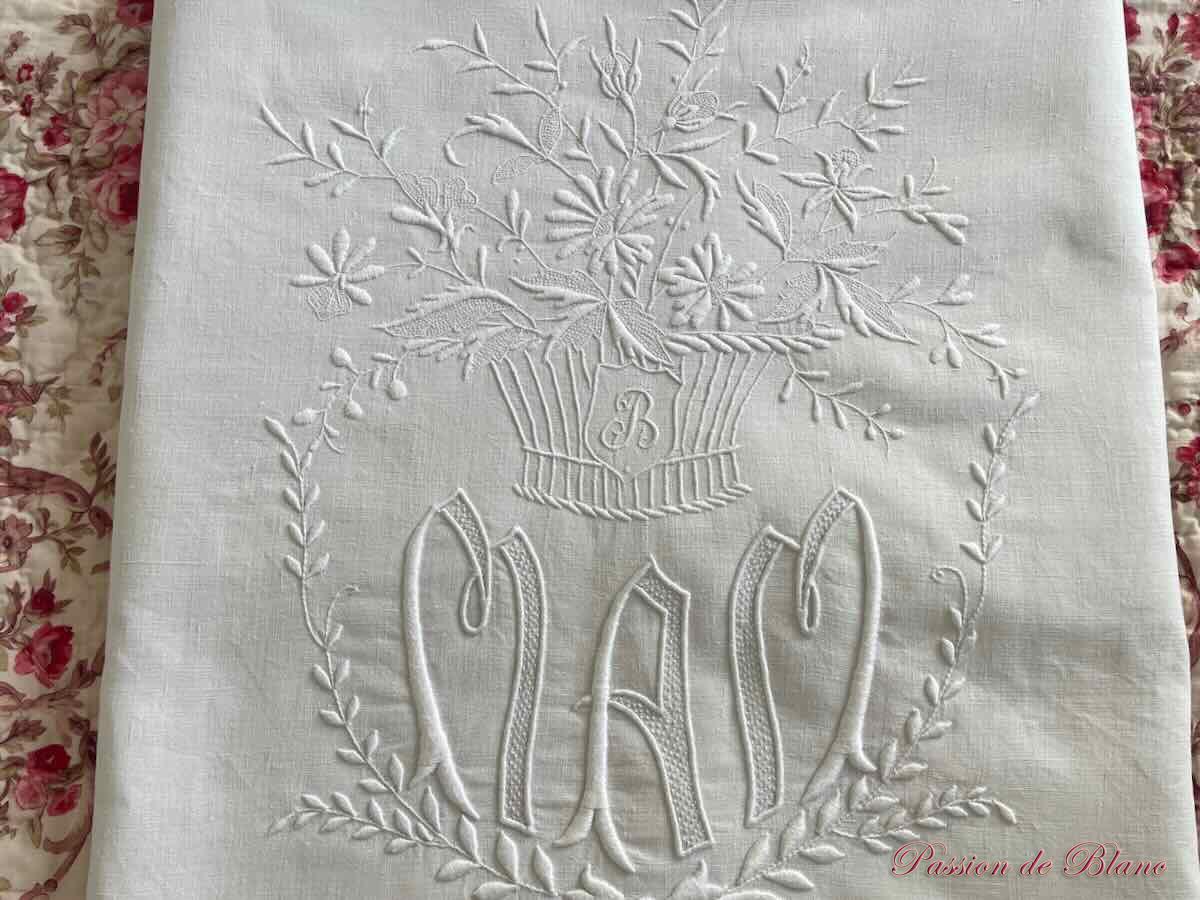 Drap de lin fin, broderie main avec monogramme MAM corbeille "B" avec bouquet de fleurs – Image 6