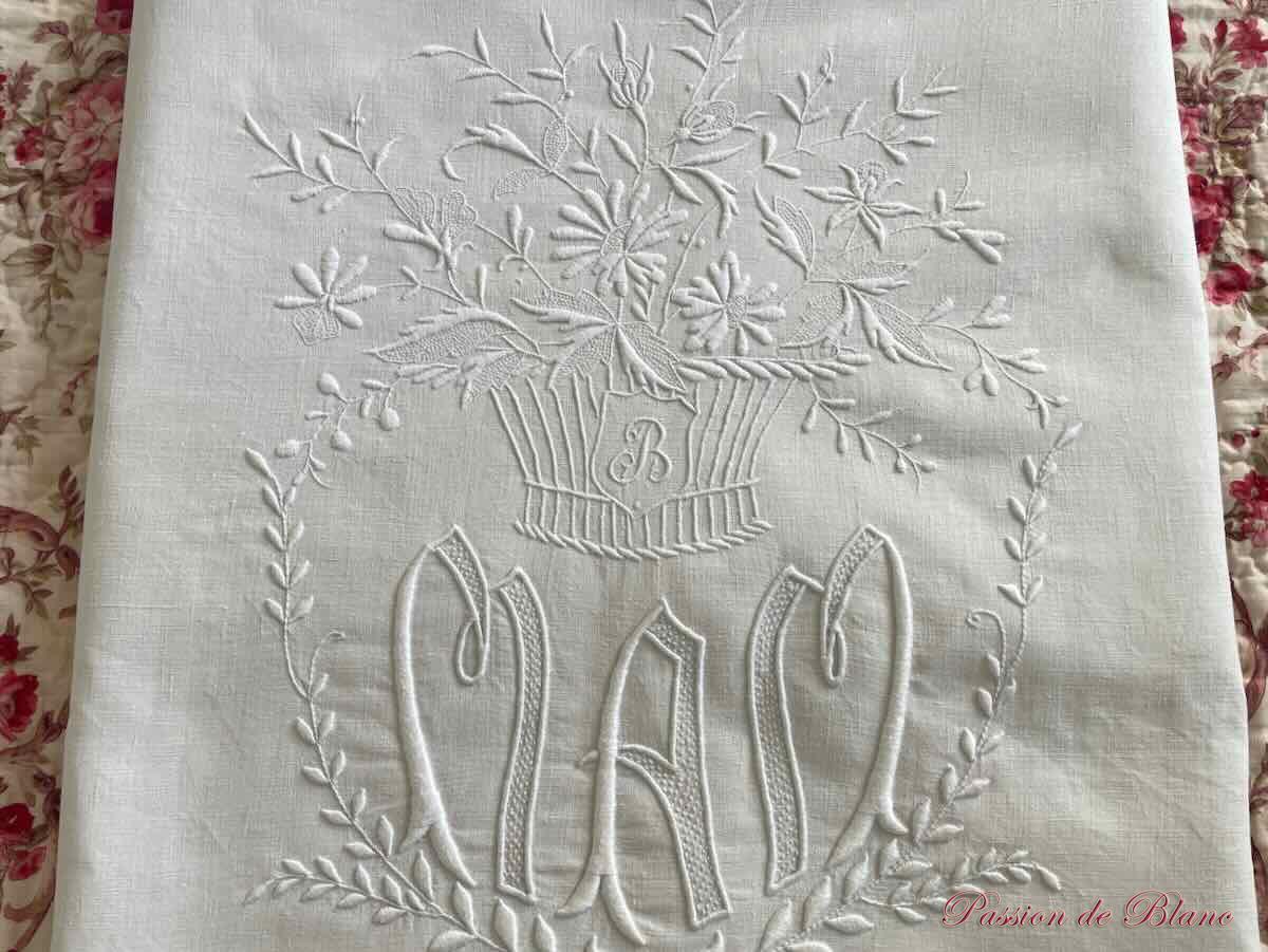 Drap de lin fin, broderie main avec monogramme MAM corbeille "B" avec bouquet de fleurs – Image 5