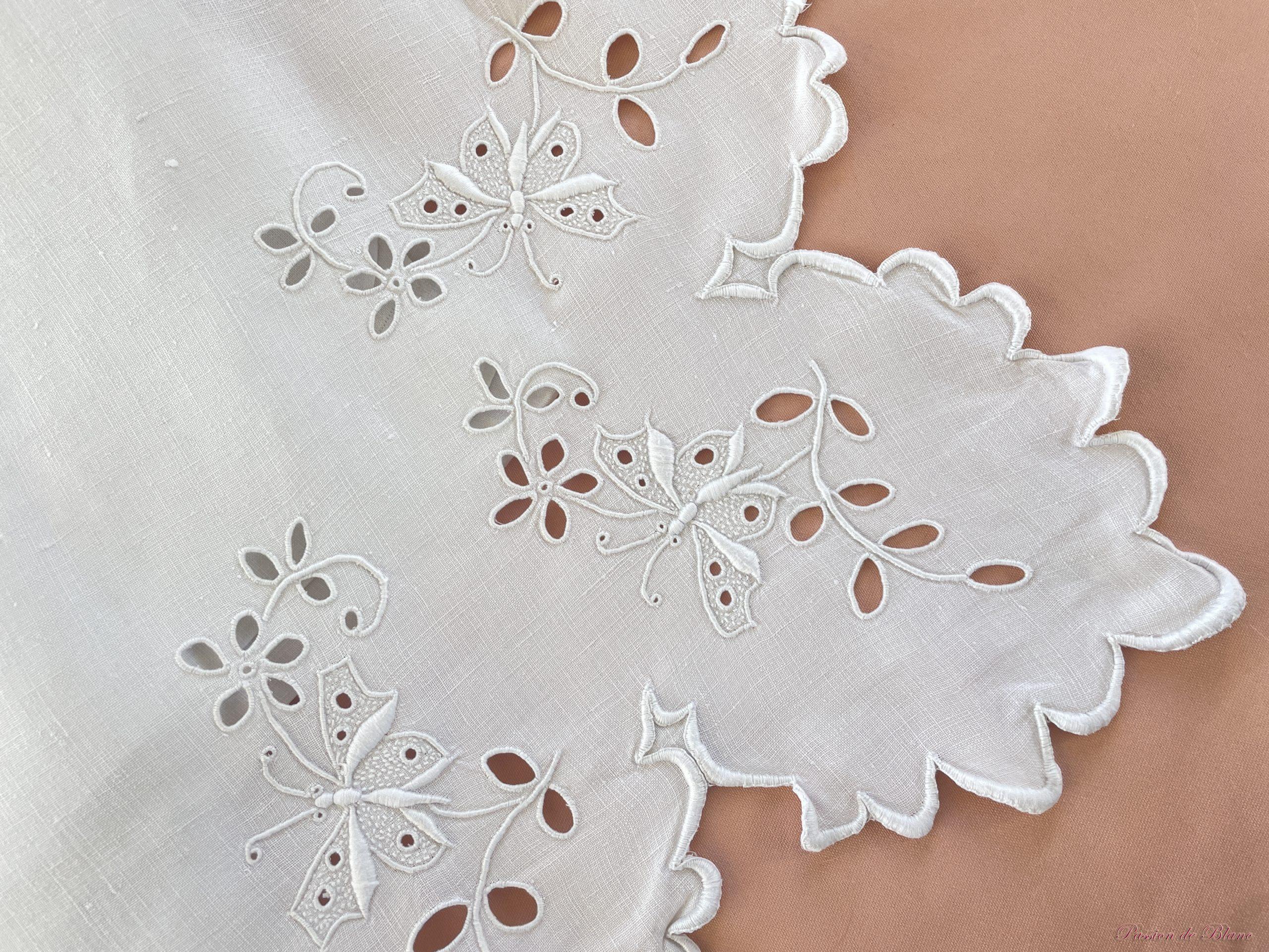 Drap festonné avec papillons, fleurs,retours brodés, HS sur toile de lin fin – Image 8