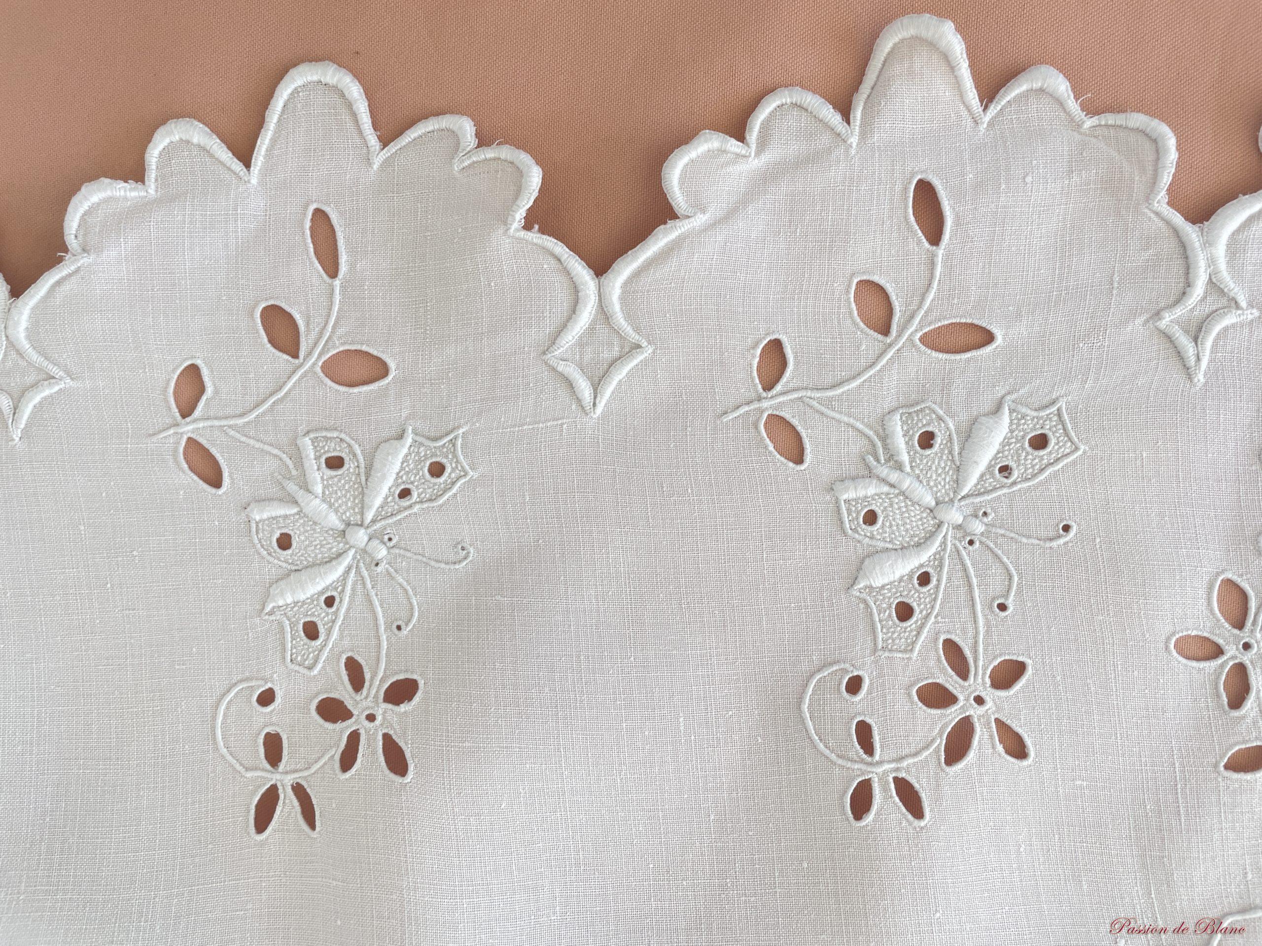 Drap festonné avec papillons, fleurs,retours brodés, HS sur toile de lin fin – Image 5