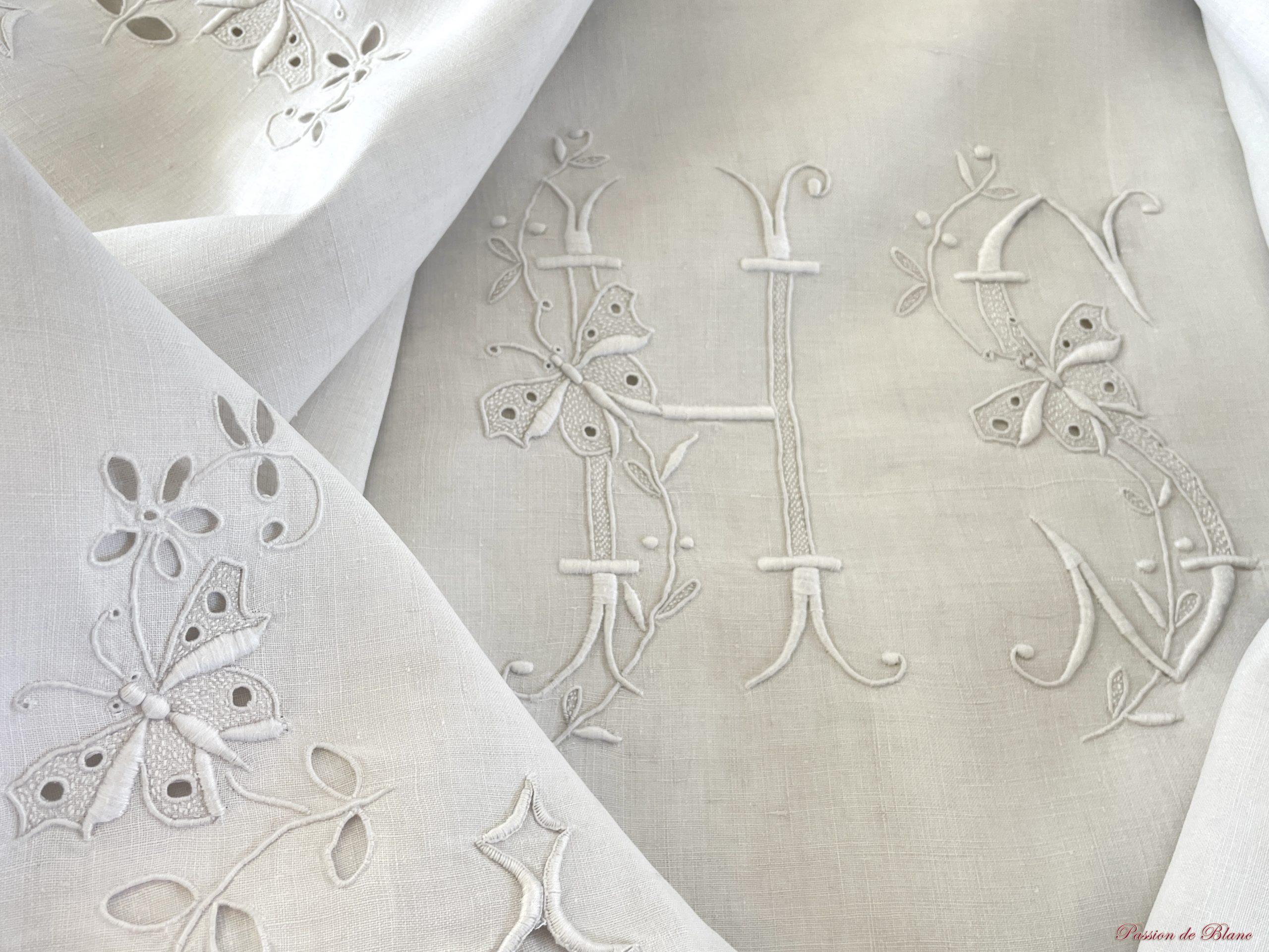 Drap festonné avec papillons, fleurs,retours brodés, HS sur toile de lin fin – Image 2