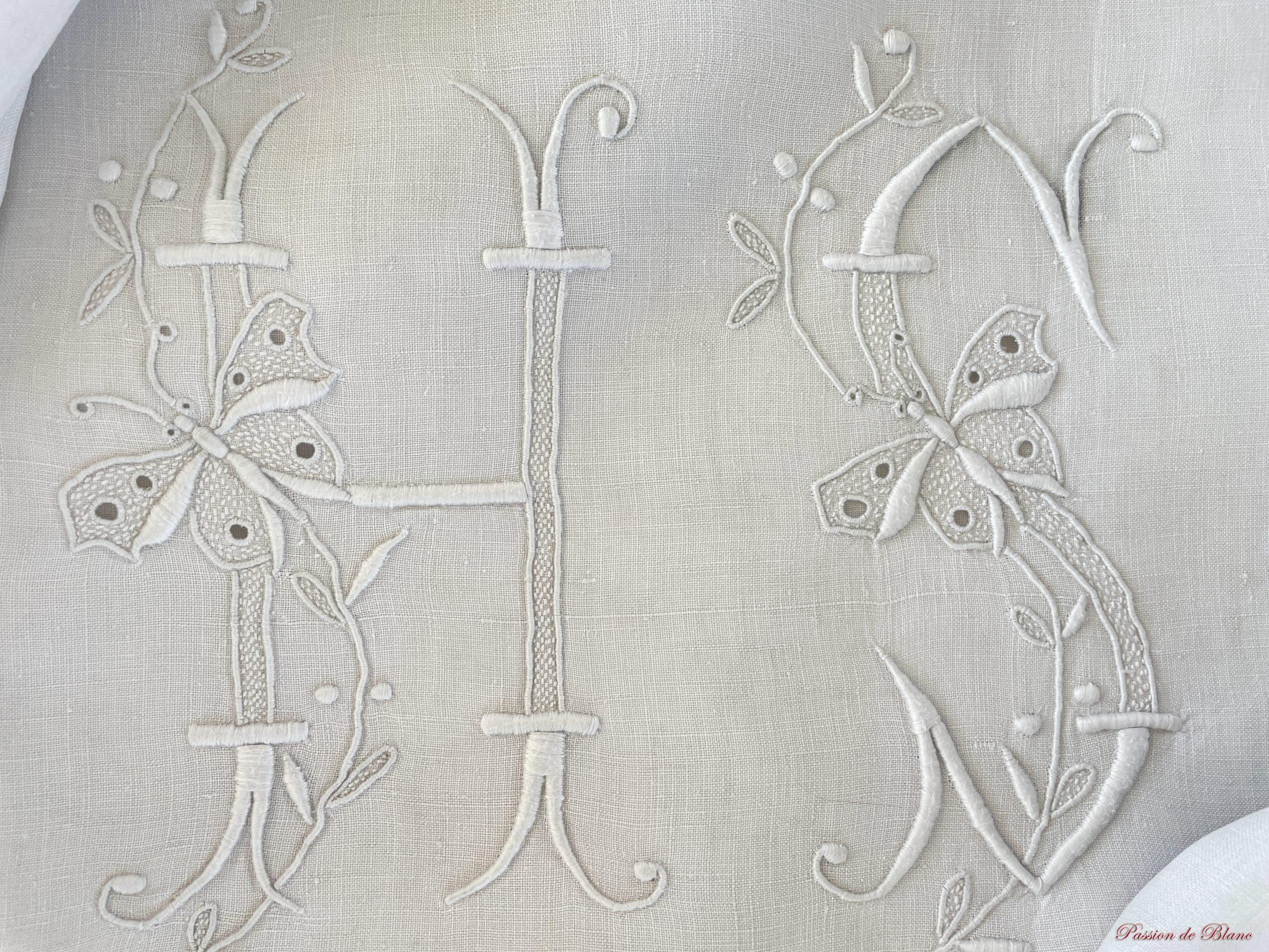 Drap festonné avec papillons, fleurs,retours brodés, HS sur toile de lin fin – Image 3