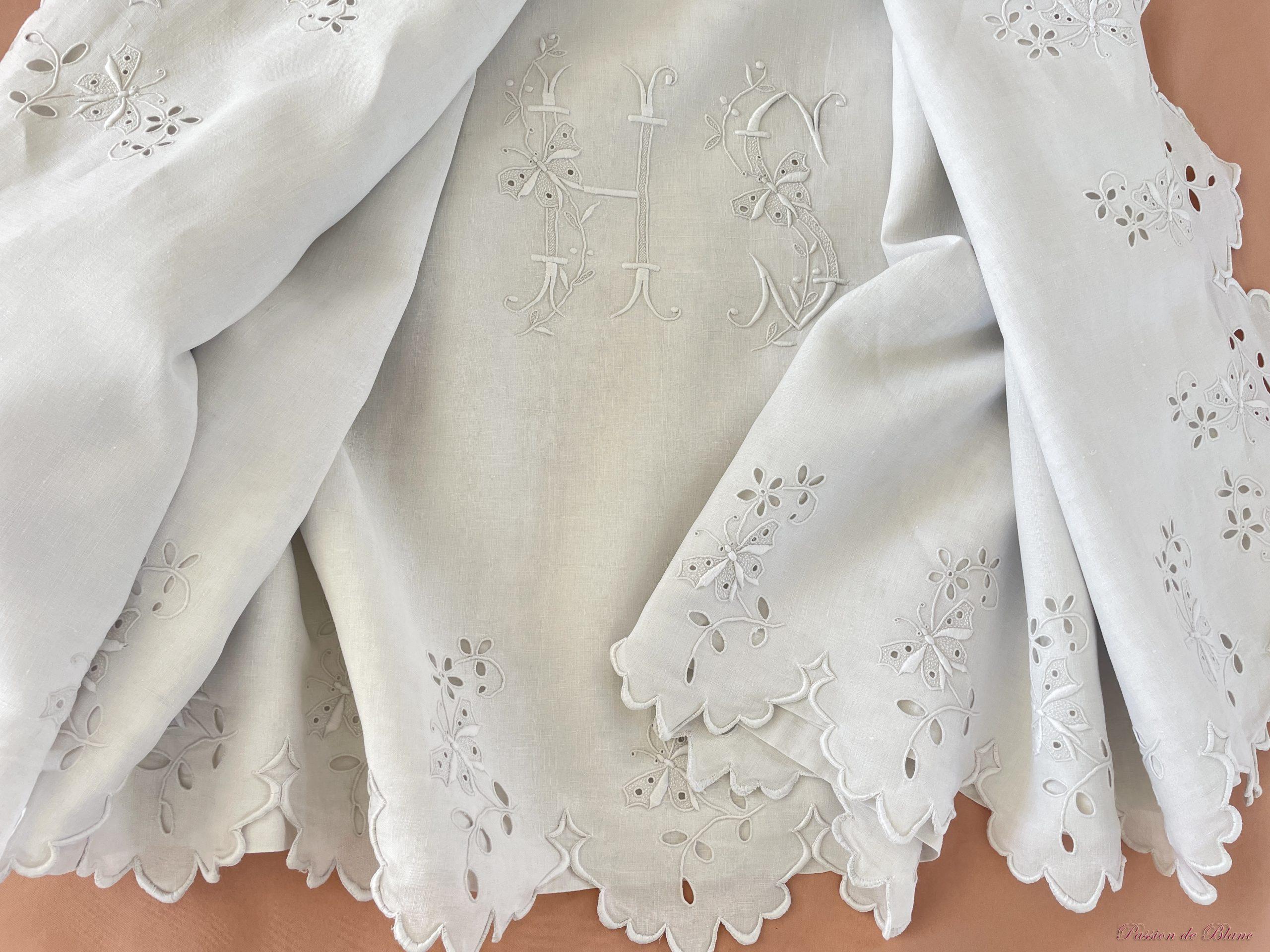 Drap festonné avec papillons, fleurs,retours brodés, HS sur toile de lin fin – Image 4