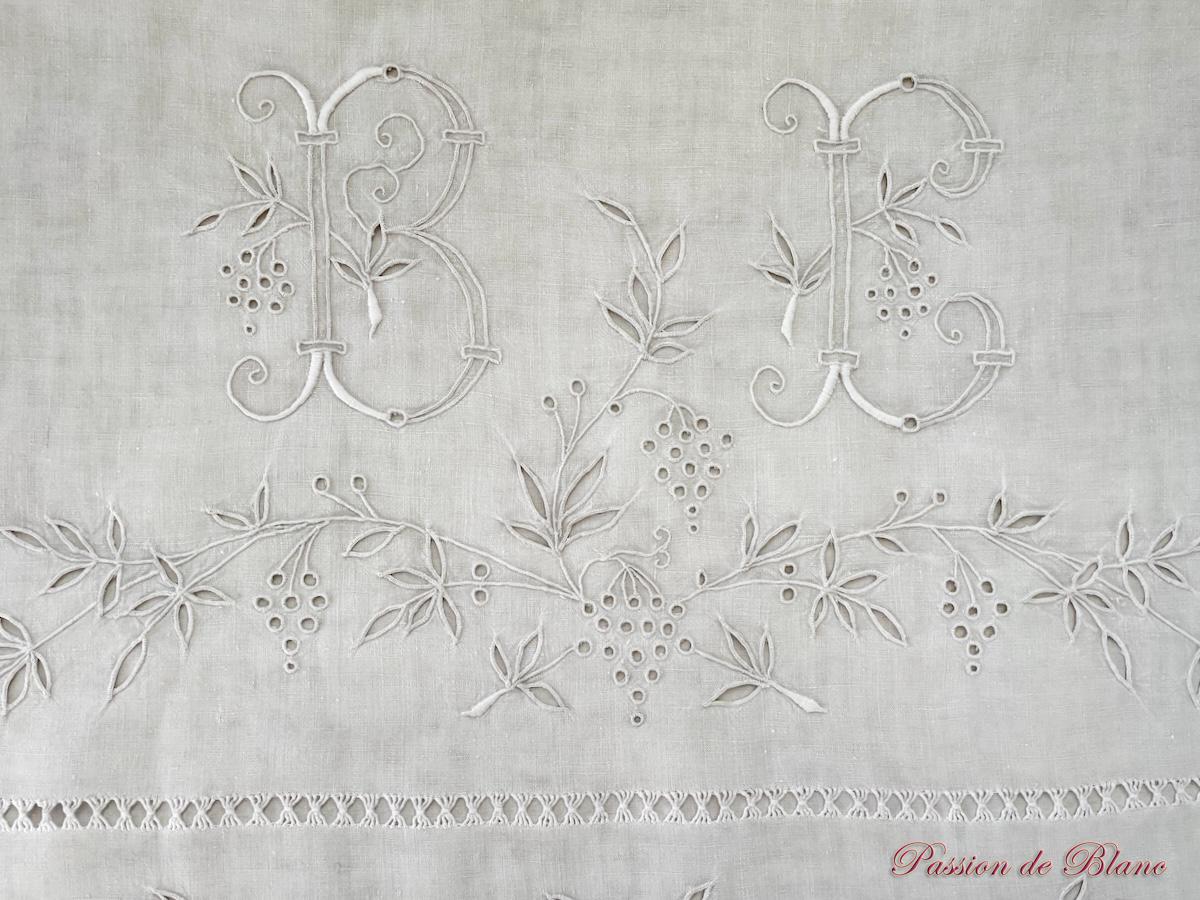 Drap festonné avec retours brodés, raisins et monogramme BC sur toile de lin – Image 2