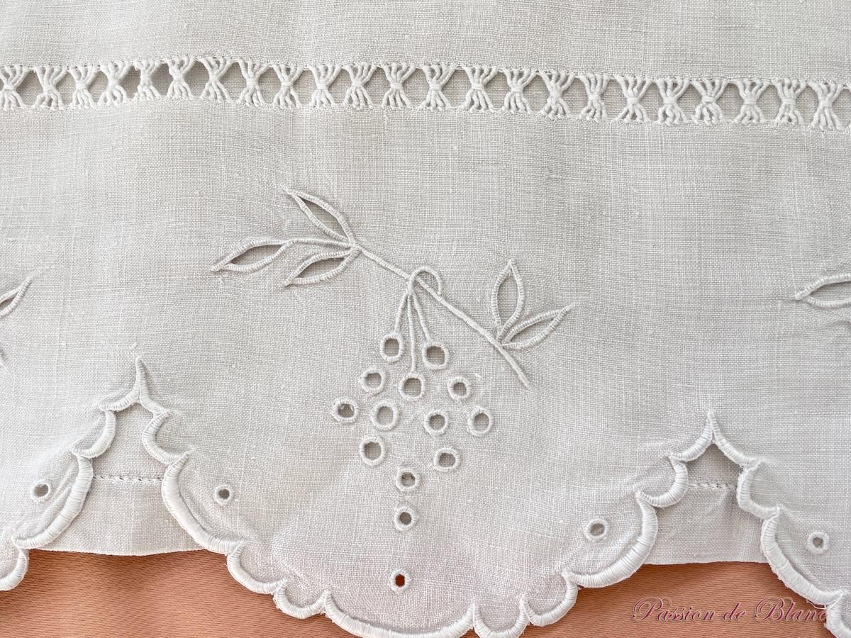 Drap festonné avec retours brodés, raisins et monogramme BC sur toile de lin – Image 7