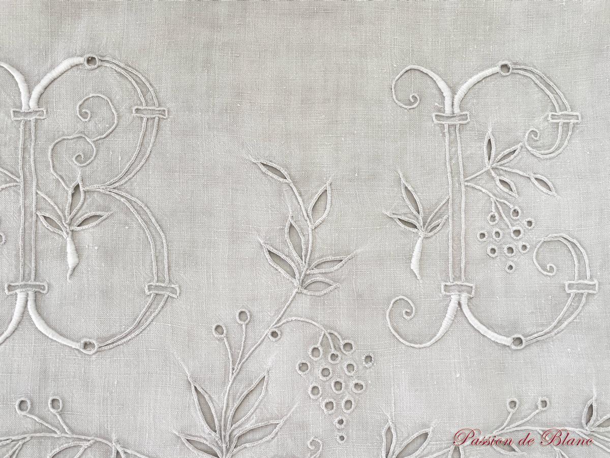 Drap festonné avec retours brodés, raisins et monogramme BC sur toile de lin – Image 6