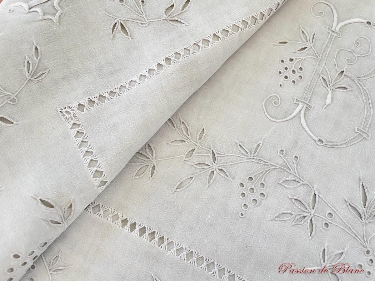 Drap festonné avec retours brodés, raisins et monogramme BC sur toile de lin – Image 5
