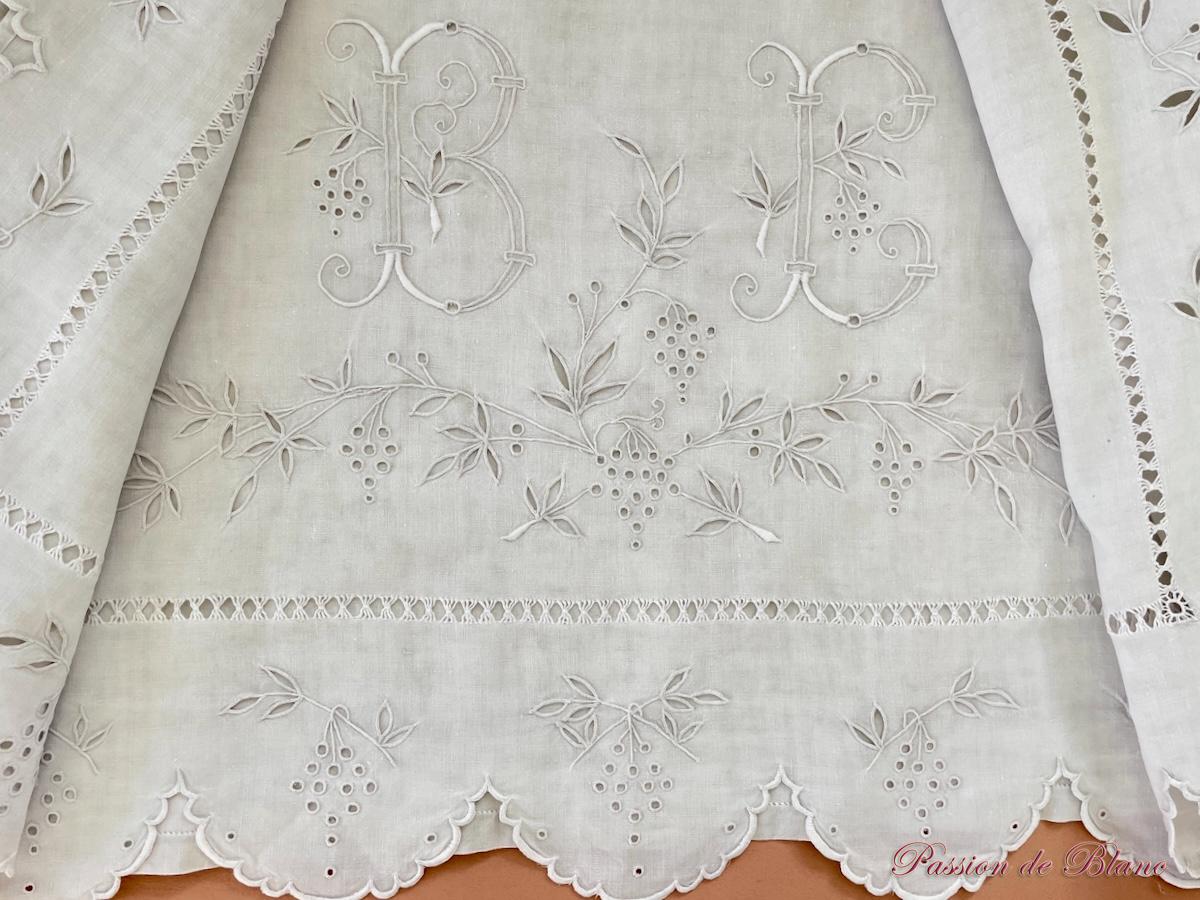 Drap festonné avec retours brodés, raisins et monogramme BC sur toile de lin – Image 4