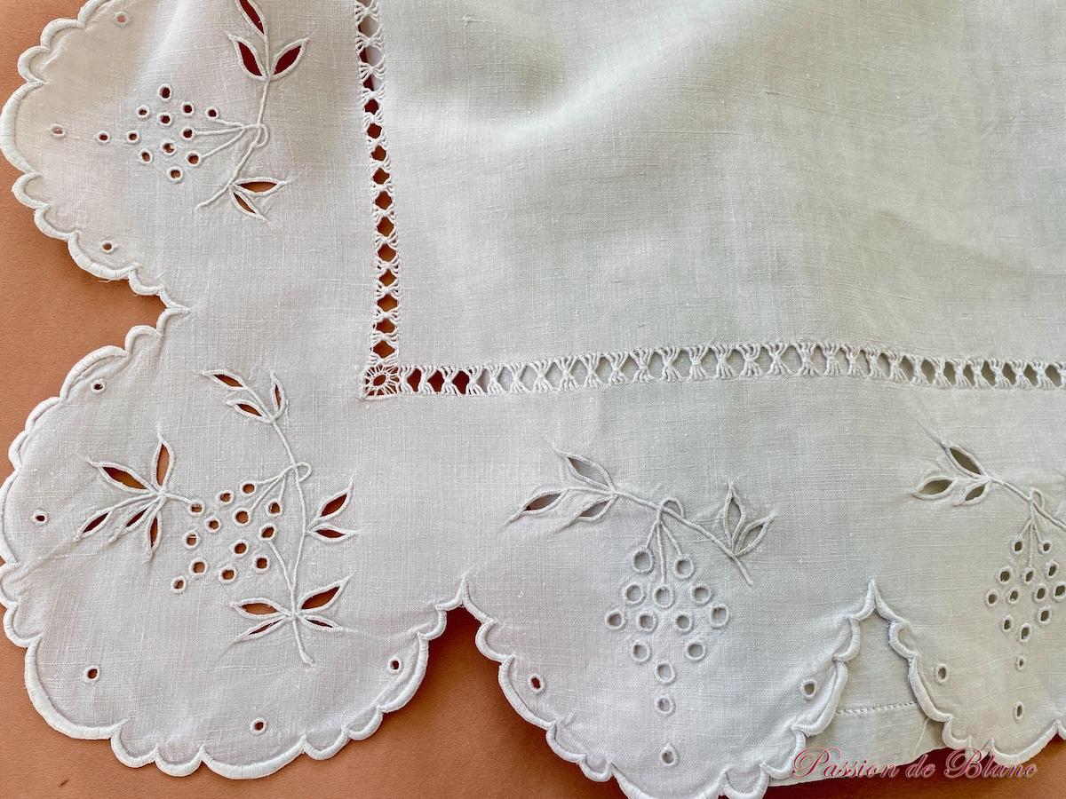 Drap festonné avec retours brodés, raisins et monogramme BC sur toile de lin – Image 3