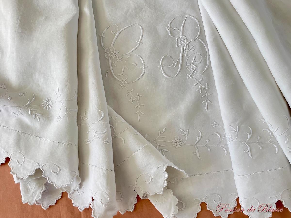 Grand drap CB festonné avec guirlande fleurie sur lin fin – Image 6