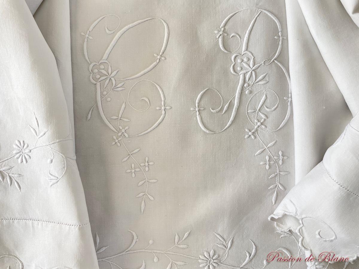 Grand drap CB festonné avec guirlande fleurie sur lin fin – Image 5