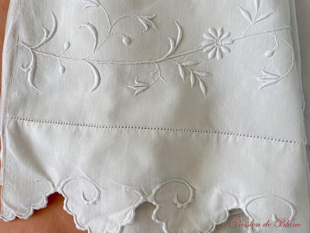 Grand drap CB festonné avec guirlande fleurie sur lin fin – Image 4