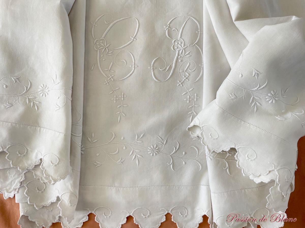 Grand drap CB festonné avec guirlande fleurie sur lin fin – Image 3