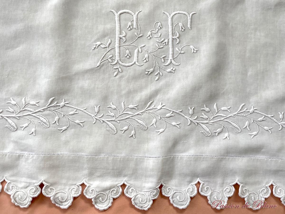 Grand drap EF festonné avec guirlande fleurie sur lin assez épais – Image 3