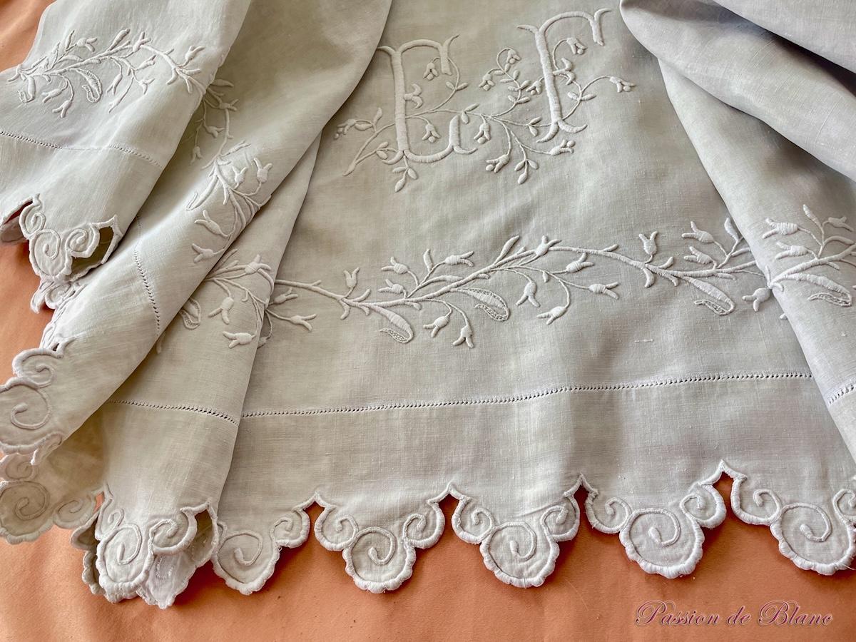 Grand drap EF festonné avec guirlande fleurie sur lin assez épais – Image 9