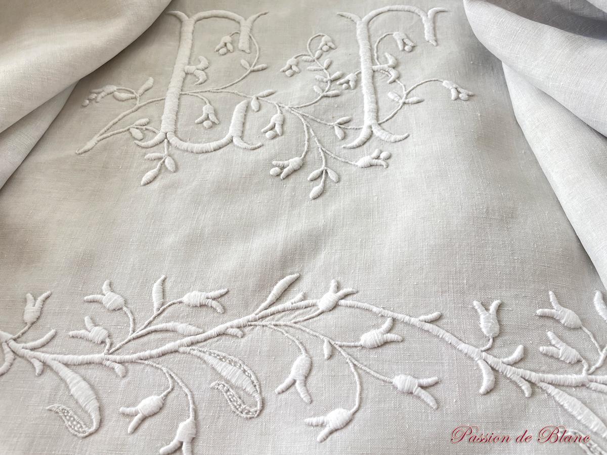 Grand drap EF festonné avec guirlande fleurie sur lin assez épais – Image 2