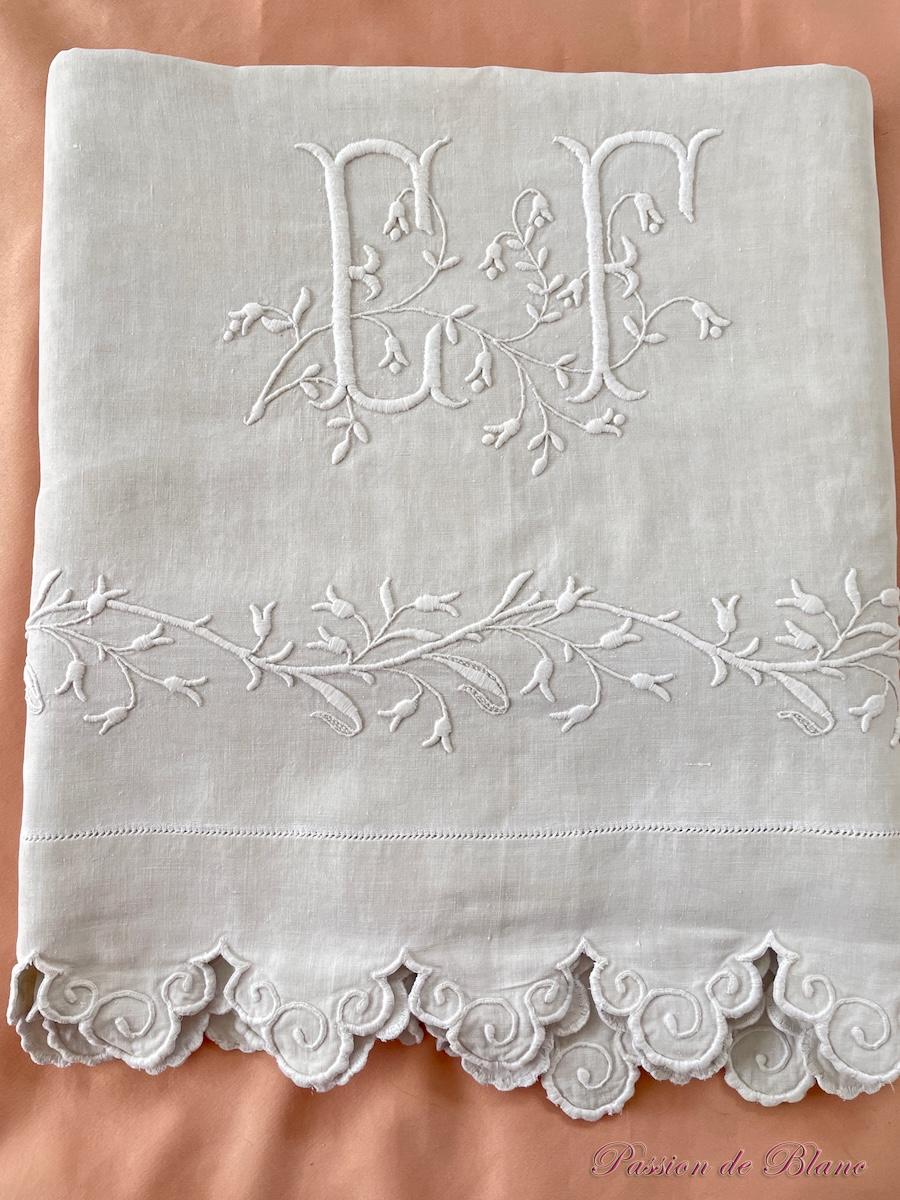 Grand drap EF festonné avec guirlande fleurie sur lin assez épais – Image 4