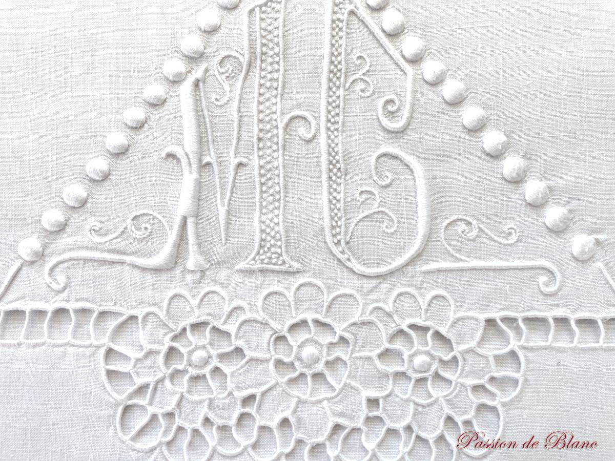 Grand drap en lin fin blanc avec monogramme MC brodé main – Image 3