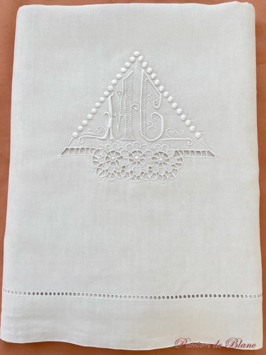 Grand drap en lin fin blanc avec monogramme MC brodé main – Image 2