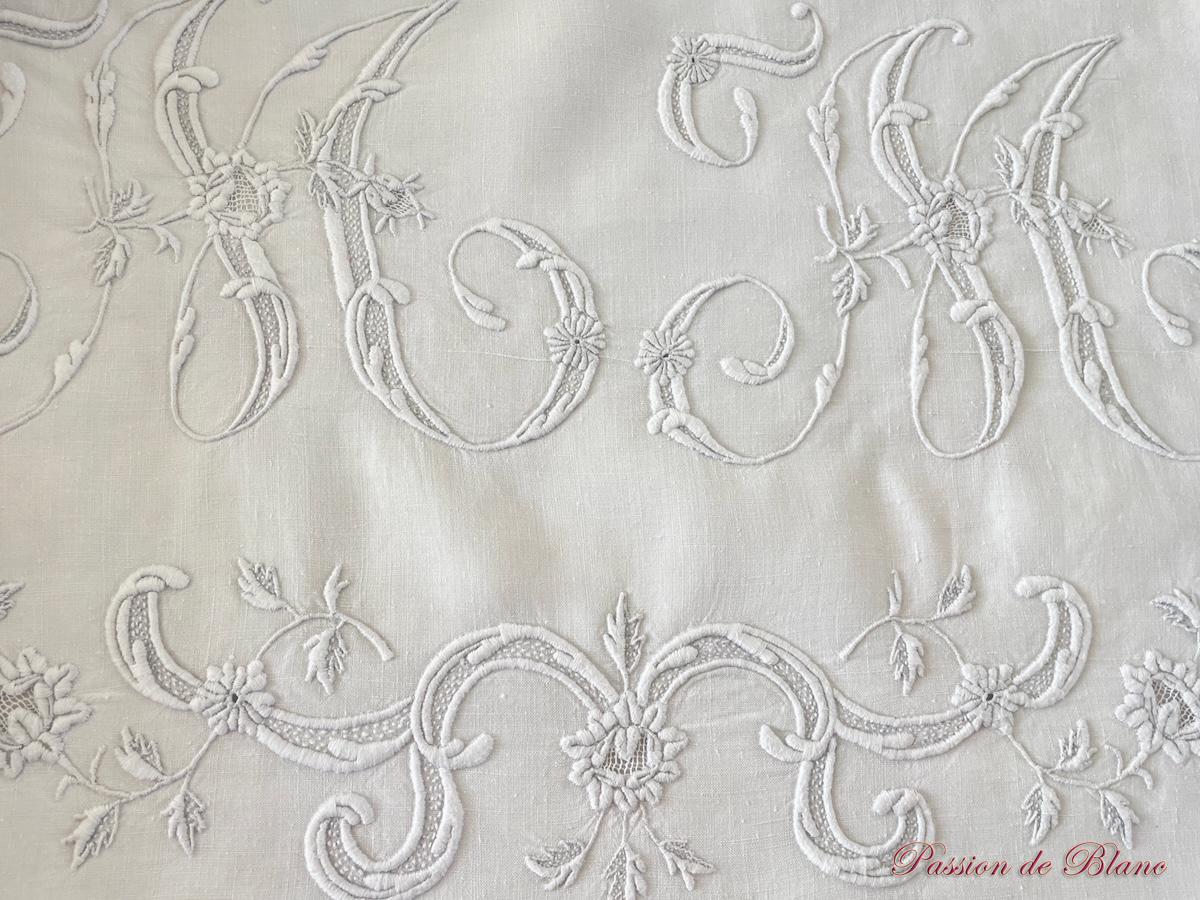 Drap de lin fin avec somptueuses broderies, monogramme MM – Image 2