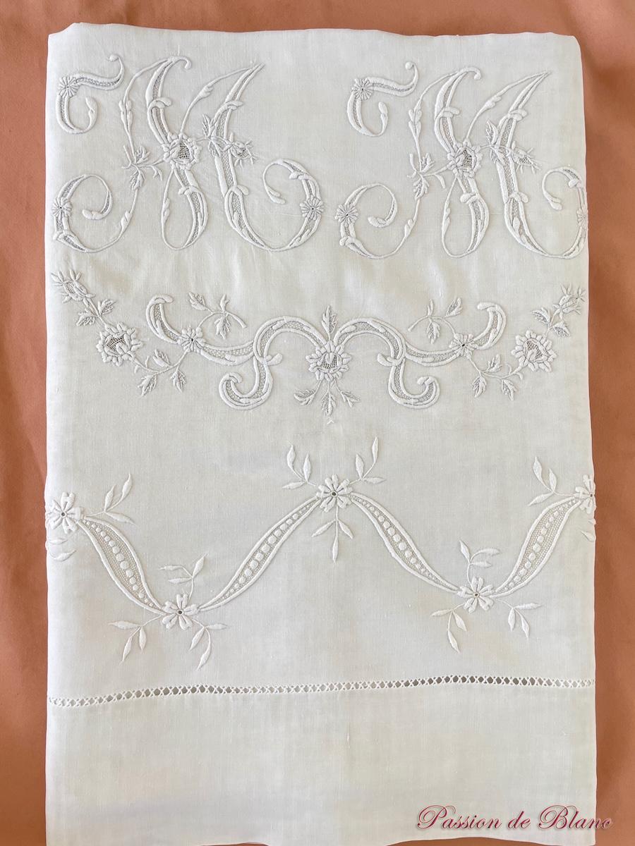 Drap de lin fin avec somptueuses broderies, monogramme MM – Image 11