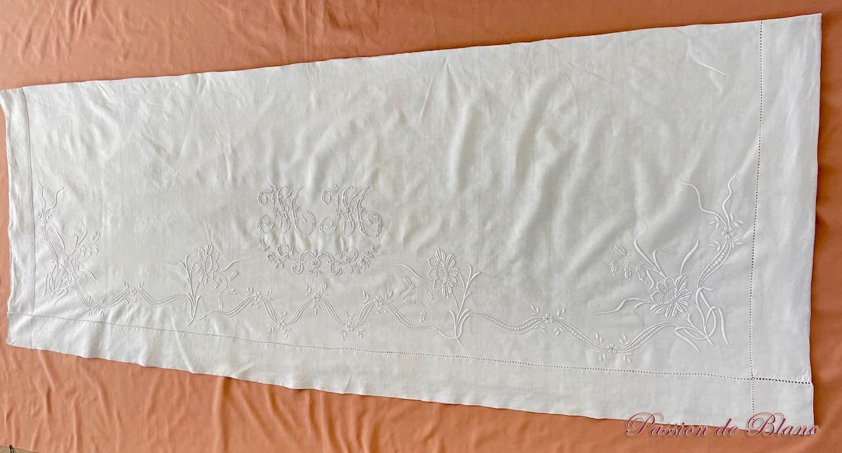 Drap de lin fin avec somptueuses broderies, monogramme MM – Image 8