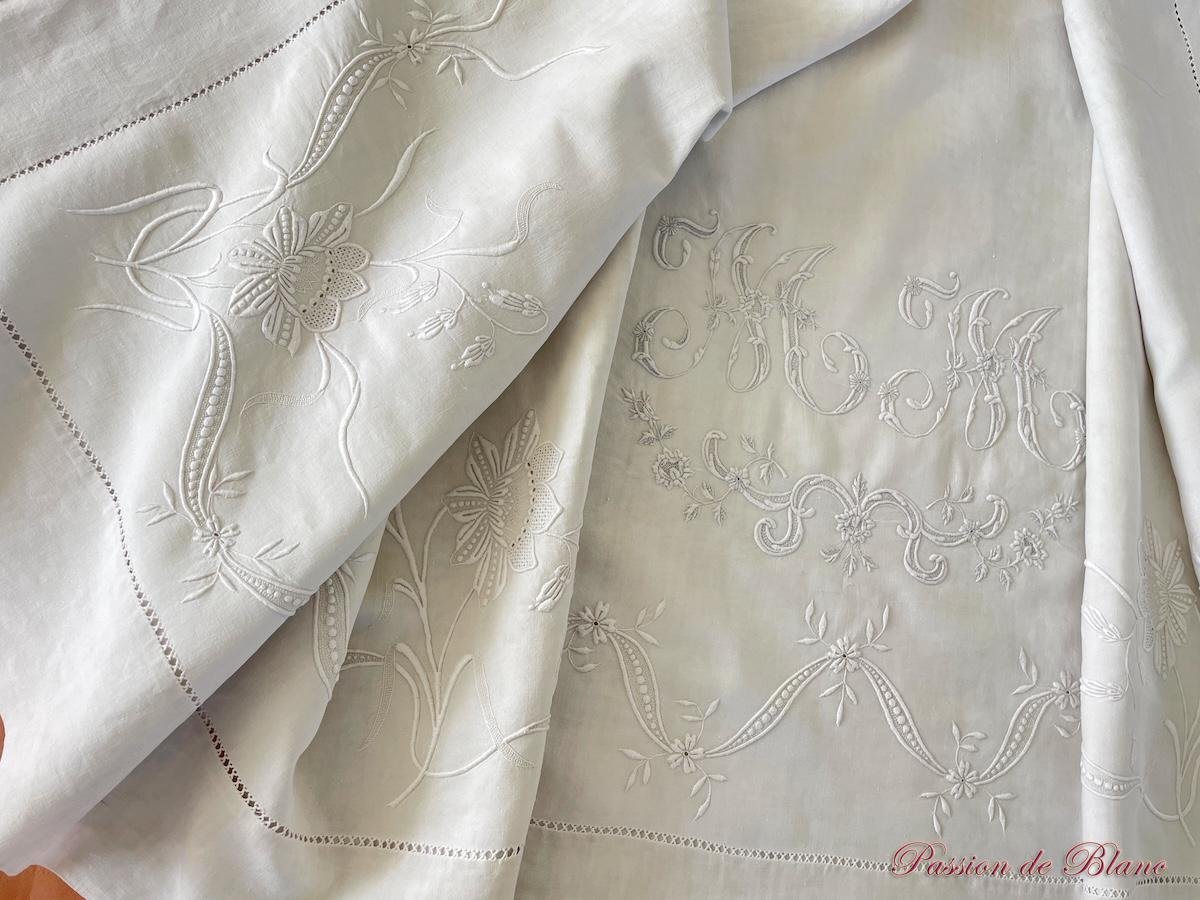 Drap de lin fin avec somptueuses broderies, monogramme MM – Image 6