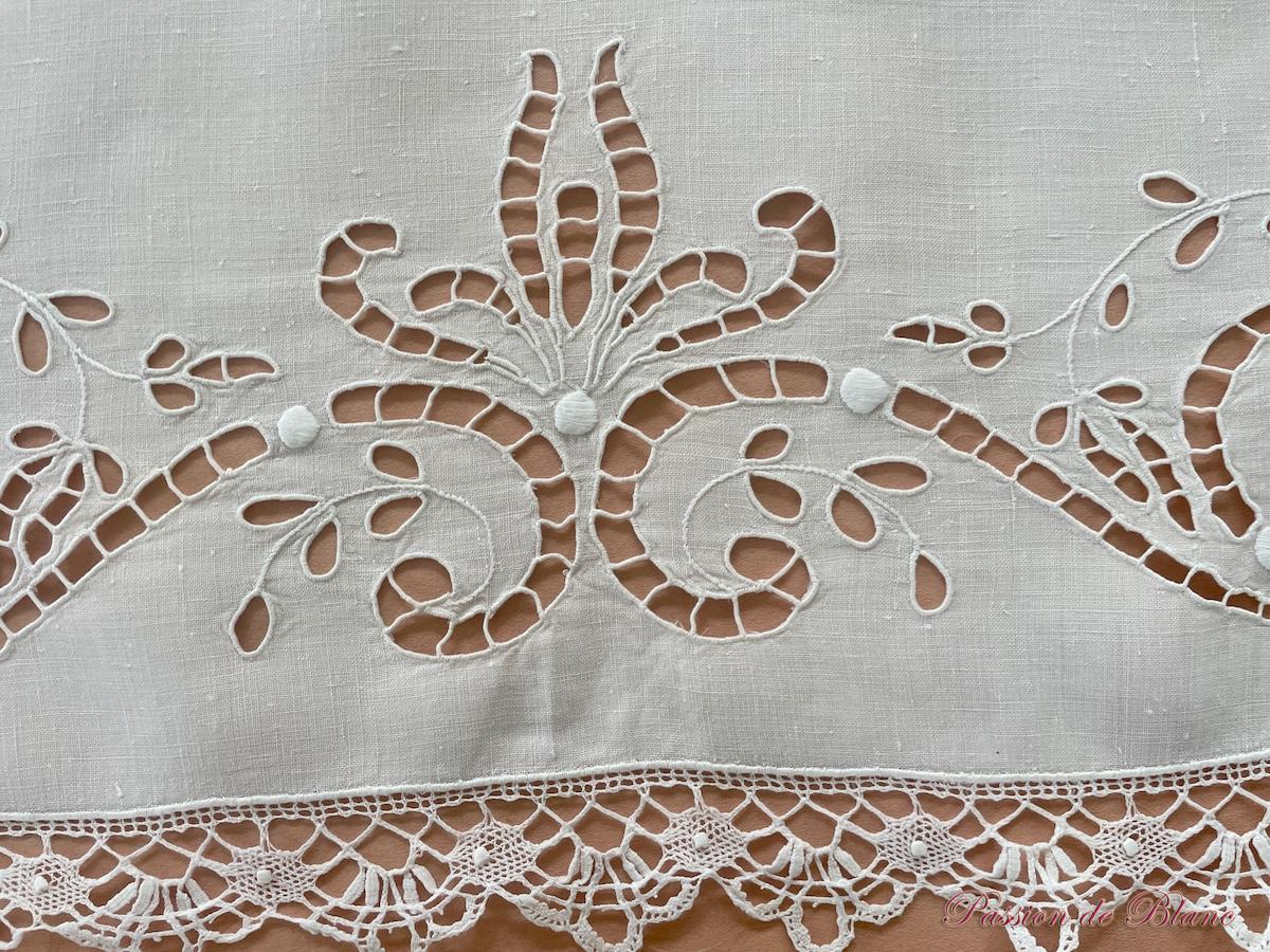 Petite nappe avec broderie Richelieu, dentelle sur lin fin – Image 6