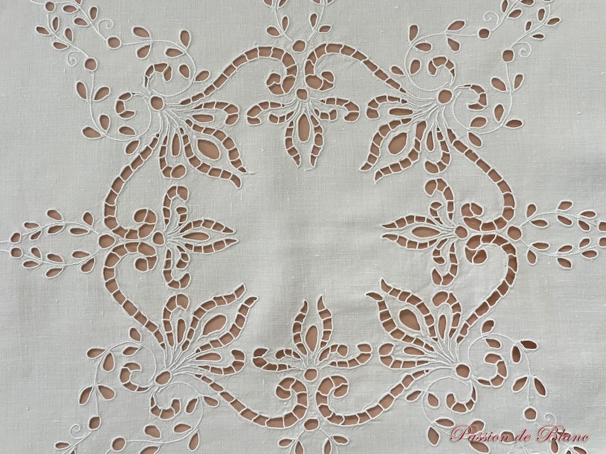 Petite nappe avec broderie Richelieu, dentelle sur lin fin – Image 2