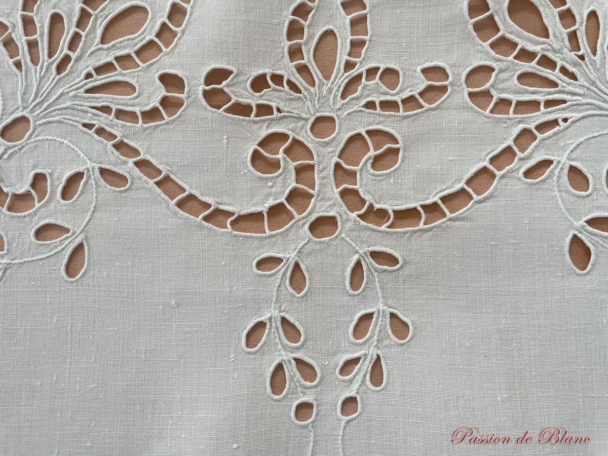 Petite nappe avec broderie Richelieu, dentelle sur lin fin – Image 5