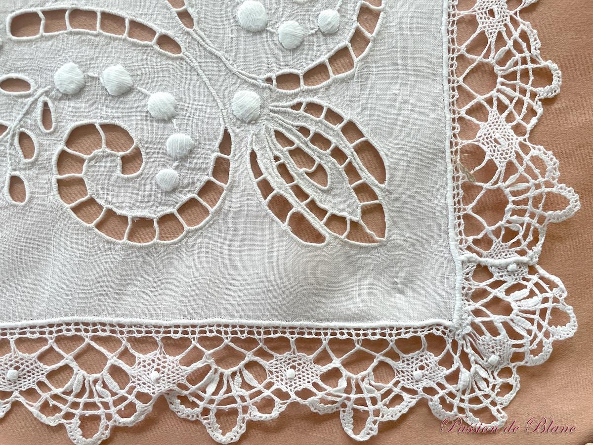 Petite nappe avec broderie Richelieu, dentelle sur lin fin – Image 4