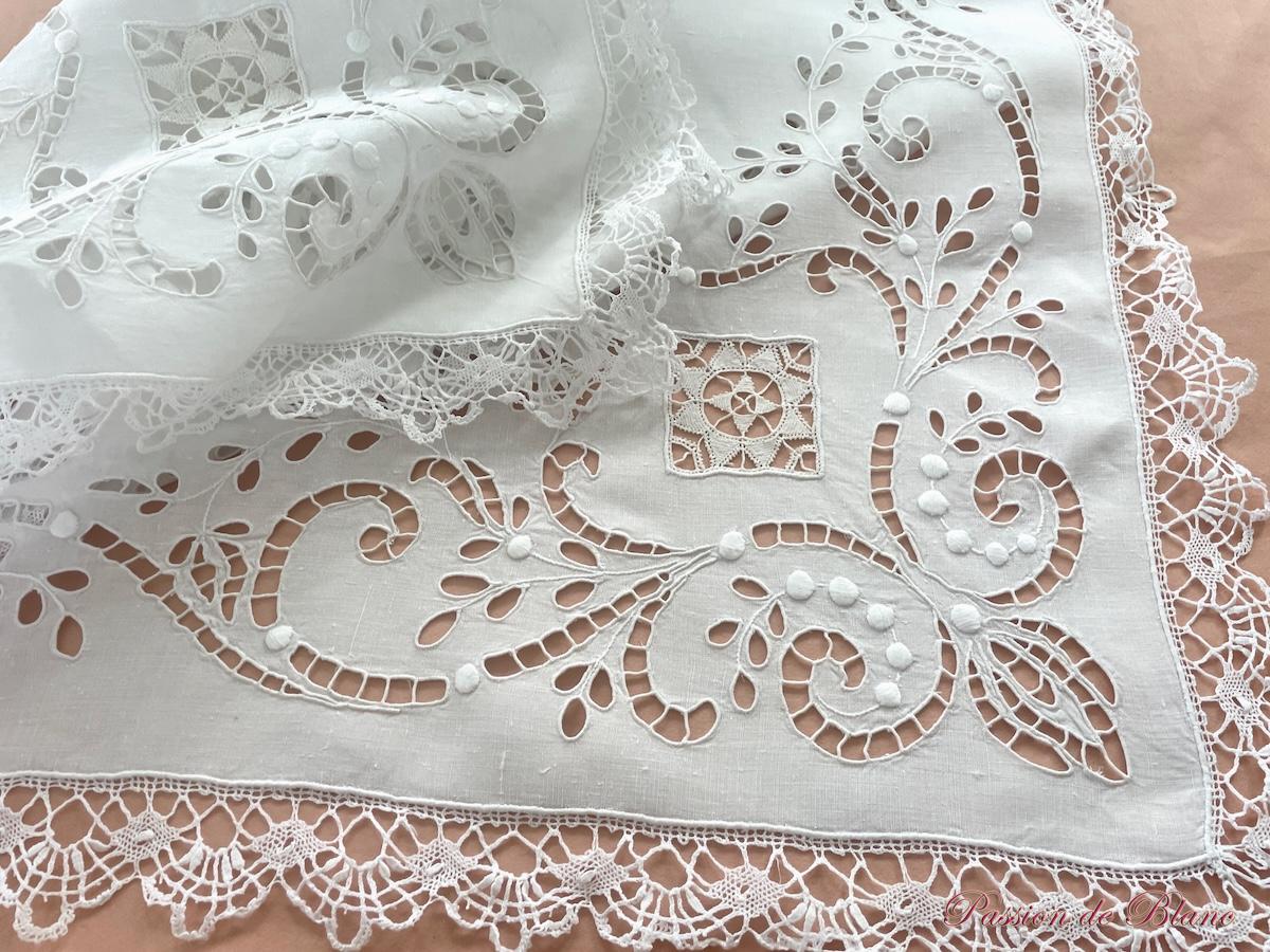 Petite nappe avec broderie Richelieu, dentelle sur lin fin – Image 3