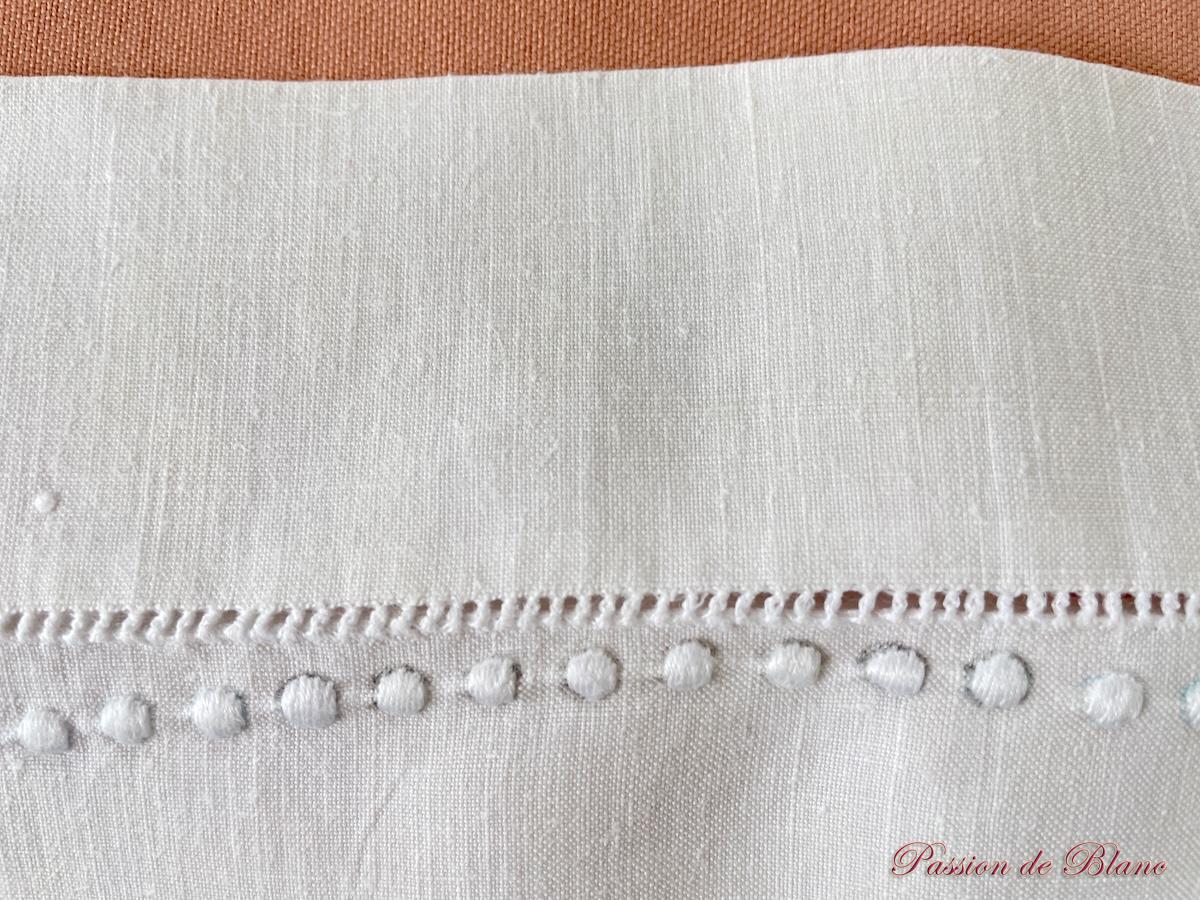 Paire de taies brodées main sur toile de lin fin avec jours et petits pois – Image 6