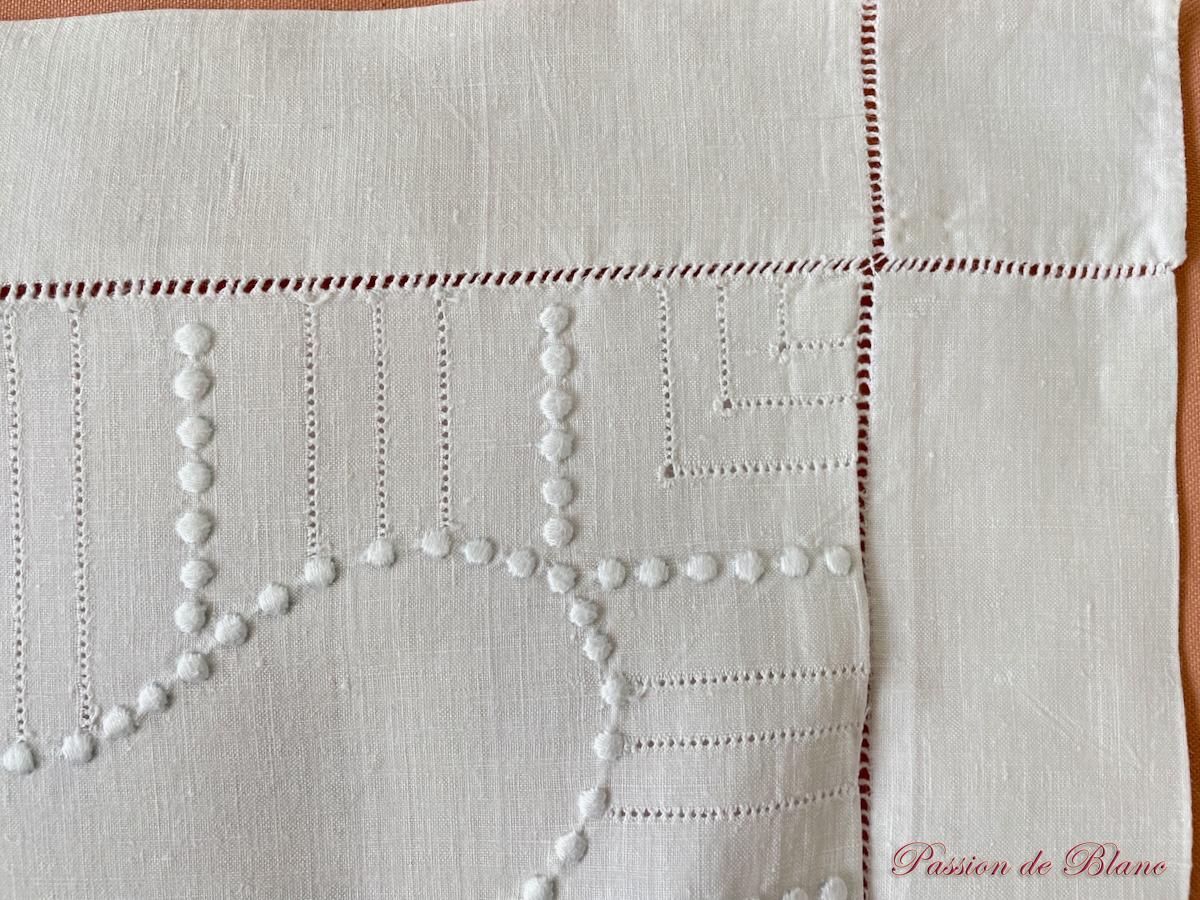 Paire de taies brodées main sur toile de lin fin avec jours et petits pois – Image 5