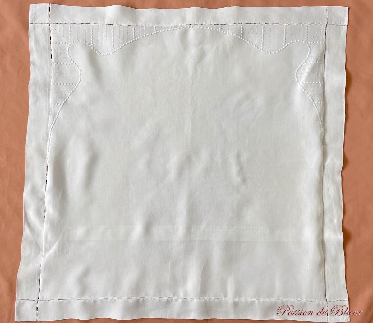 Paire de taies brodées main sur toile de lin fin avec jours et petits pois – Image 4