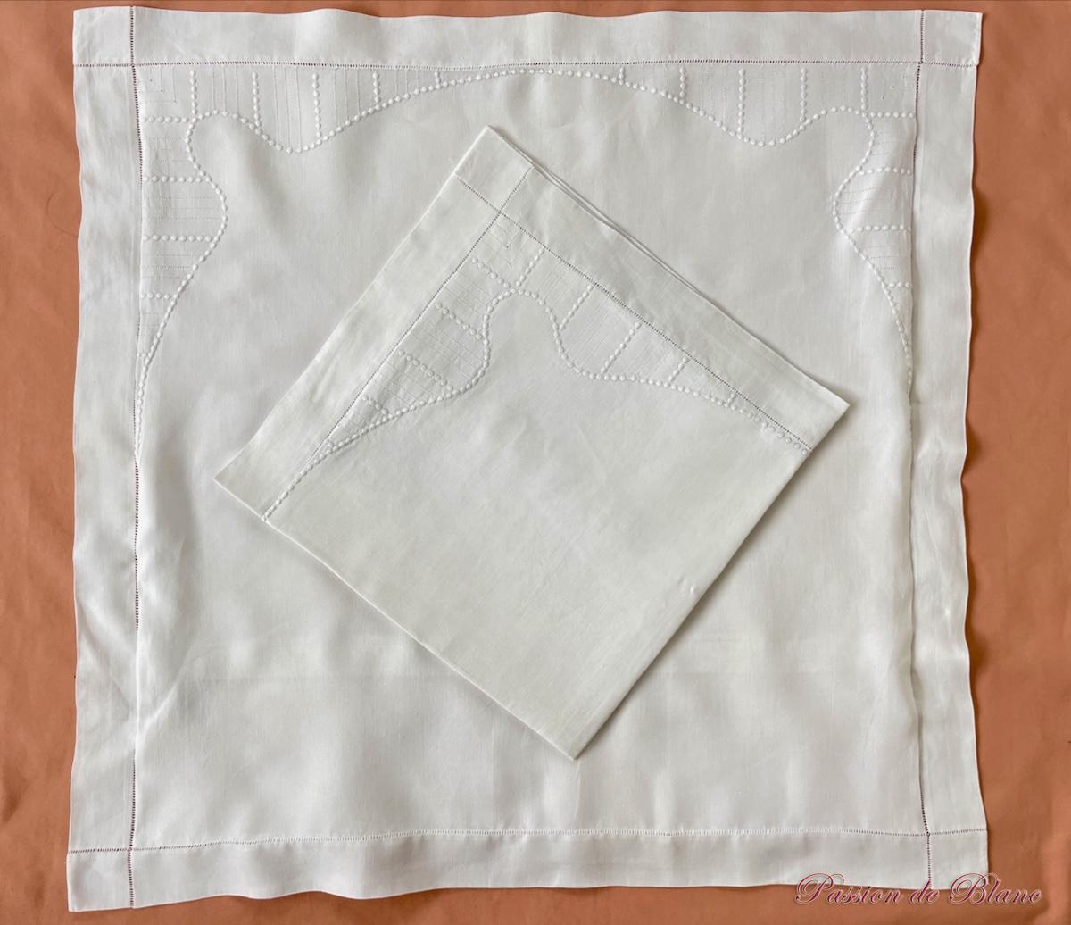 Paire de taies brodées main sur toile de lin fin avec jours et petits pois – Image 3