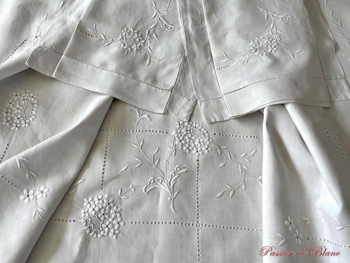 Parure de lit brodée main : 1 grand drap, 2 taies sur lin très fin blanc – Image 2