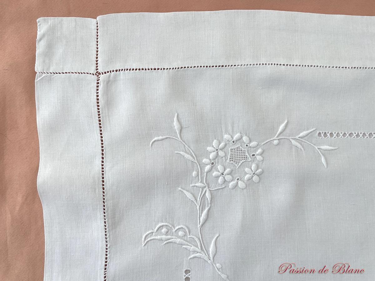Parure de lit brodée main : 1 grand drap, 2 taies sur lin très fin blanc – Image 7
